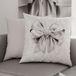 PETTI Artigiani Italiani - 1 paar kussenslopen 50 x 50 cm van microvezel, decoratief kussen voor slaapkamer, bank, woonkamer, set van 2 kussenslopen, grijze strik, 100% Made in Italy