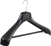 De Kledinghanger Gigant - Mantelhanger - Kostuumhanger - Jassenhanger - Volwassenen - ETR49 - 10 Stuks - Kunststof - Zwart - Gebogen Model - Schouderverbreding 7,4 cm - Broeklat - 49 cm - Kledinghanger - Kleerhanger - ETR-Serie (ETR49/B_00/10)