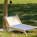 Chat suspendu avec mini chaise de plage en bois et griffoir en sisal