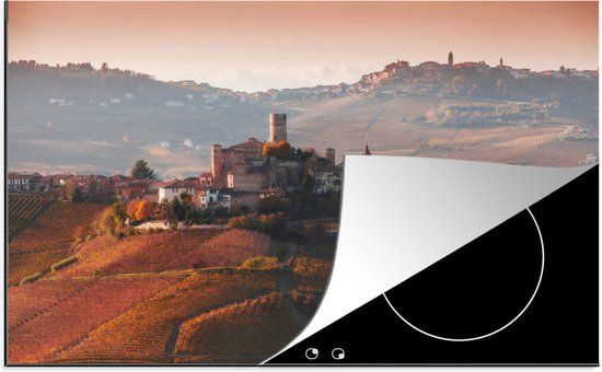 KitchenYeah® Inductie beschermer 77x51 cm - Uitzicht op de wijngaarden en dorp op heuvel in Piëmont, Italië - Inductiebeschermer voor inductiekookplaat