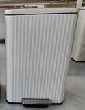 SONGMICS Afvalemmer voor de keuken, 50 l, met pedaal, deksel met zachte sluiting, afneembare binnenemmer, van staal, 15 vuilniszakken (K-code) inbegrepen, wolkenwit LTB586WZ02