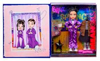 Bratz x Mean Girls Spring Fling Doll Janis - Verzamelbare modepop met 2 outfits, paarse smoking en op film geïnspireerde accessoires