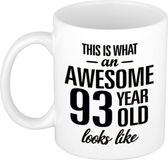 Bellatio Decorations This is what an awesome 93 year old looks like - cadeau koffiemok - beker - 300 ml - verjaardag 93 jaar - kado mok / beker