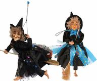 Merkloos / Sans marque Creation Gross Set van 2x Halloween decoratie heksen pop op bezem - 30 cm - blauw/zwart