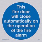 Viking Signs MA213-S10-SV "Deze branddeur sluit automatisch op de werking van het brandalarm" teken, zilver Vinyl, 100 mm x 100 mm