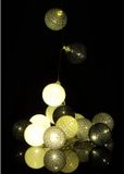 Guirled Middernacht LED lichtsnoer met 24 katoenen decoratieve bollen - USB - met afstandbediening