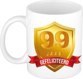 Bellatio Decorations Leeftijd cadeau koffiemok - 99 jaar - Gefeliciteerd - Gouden schild en wimpel - jubileum - verjaardag - beker - 300 ml - wit