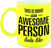 Bellatio Decorations Shoppartners Bv This is what an awesome person looks like cadeau mok / beker - 330 ml - neon geel - verjaardag