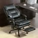 Fauteuil de bureau ergonomique en similicuir noir, avec soutien lombaire gonflable, dossier inclinable et hauteur réglable.