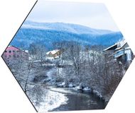Merkloos / Sans marque Dibond Hexagon - Kleine Rivier langs Huisjes in Skigebied - 60x52.2 cm