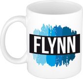 Bellatio Decorations Flynn naam cadeau koffie mok - beker - met blauw verfstrepen - Cadeau collega - vaderdag - verjaardag - meester - coach - 300 ml - wit