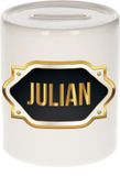 Bellatio Decorations Shoppartners Bv Spaarpot met voornaam Julian - wit - met goud/zwart embleem - 8 x 9 cm - keramiek - met afsluitdop - cadeau verjaardag