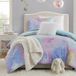 Intelligent Design Cassiopeia Dekbedset - Kleurrijke aquarel tie-dye print, modern donsalternatief, beddengoed voor alle seizoenen met bijpassend sham en werpkussen, twin/twin XL, multi 3-delig