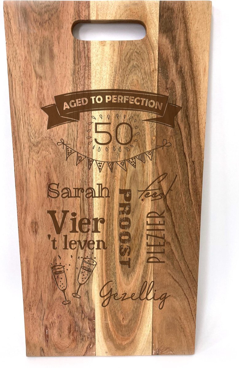 SandD-art Grote acacia snijplank-hapjesplank met tekst gravure : SARAH. Cadeau-50 jaar-sarah. Het formaat is 25x50cm