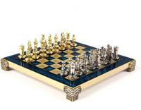 Jeu d'échecs en métal, avec un échiquier bleu et des pièces d'échecs dorées et argentées