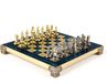 Jeu d'échecs en métal, avec un échiquier bleu et des pièces d'échecs dorées et argentées