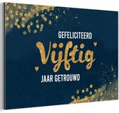 CanvasCompany.nl B.V. Aluminium schilderij 90x60 cm - Wanddecoratie metaal - Gefeliciteerd vijftig jaar getrouwd - Quotes - Trouwen - Goud - Spreuken - Metalen muurdecoratie woonkamer - Decoratie industrieel - Foto op dibond - Industriële accessoires slaapkamer