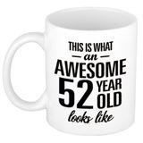 Bellatio Decorations This is what an awesome 52 year old looks like - cadeau koffiemok - beker - 300 ml - verjaardag 52 jaar - kado mok / beker