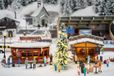 Faller - 1/87 2 MARKTKRAMEN MET VERLICHTE KERSTBOOM