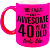 Bellatio Decorations Awesome 40 year - verjaardag cadeau koffiemok - beker - neon roze - 330 ml - 40 jaar geworden