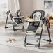 Chaise d'enfant - Chaise haute - Plateau réglable - Multifonctionnel - Cadre en métal - Roues avec frein - Assise rembourrée - Gris foncé