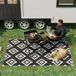 Tapis d'extérieur réversible pour balcon et terrasse, motif géométrique noir et blanc, 2,74 x 1,82 m, antidérapant et résistant aux UV.