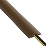 D-Line 1,8m Vloerkabelgoot, Bescherm Losliggende Kabels, Voorkomt Struikelen en Vallen, Geribbelde Antislip Onderzijde – 17mm (B) x 9mm (H) Kabelruimte – 1,8m Lengte – Bruin