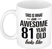 Bellatio Decorations Shoppartners Bv This is what an awesome 81 year old looks like - cadeau koffiemok - beker - 300 ml - verjaardag 81 jaar - kado mok / beker