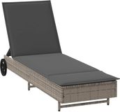 vidaXL Ligbed met wielen en kussen poly rattan grijs