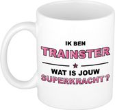Bellatio Decorations Ik ben trainster wat is jouw superkracht mok / beker - wit met roze tekst - cadeau / verjaardag