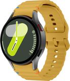 Strap-it Siliconen Wave bandje - Geschikt voor Samsung Galaxy Watch 7 (40 & 44mm) / Galaxy Watch 6 (Classic) / Galaxy Watch 5 (Pro) / Galaxy Watch 4 (Classic) - geel