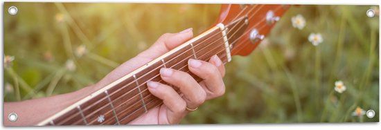 Merkloos / Sans marque Tuinposter - Close-up van Vrouwenhand op Bruine Gitaar in Bloemenveld - 90x30 cm