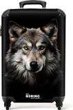 NoBoringSuitcases.com® Handbagage koffer lichtgewicht - Reiskoffer trolley - Wolf portret tegen een zwarte achtergrond - Rolkoffer met wieltjes - Past binnen 55x40x20 en 55x35x25