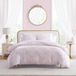 Betsey Johnson Queensize dekbedovertrekset, luxe satijnen beddengoed met bijpassende shams, zijdeachtige woondecoratie voor haar en huid (vlindertuin roze, koningin)