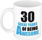 Bellatio Decorations Shoppartners Bv Verjaardag 30 jaar Koffiemok Cadeau - Great years of being awesome - wit/blauw - beker - Jubileum - voor heren - mannen