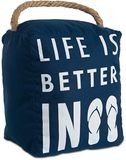 Pavilion Gift company Open deurdecoratie - Life Is Better in Flip Flops Stranddecoratie Marineblauwe deurstopper met handvat