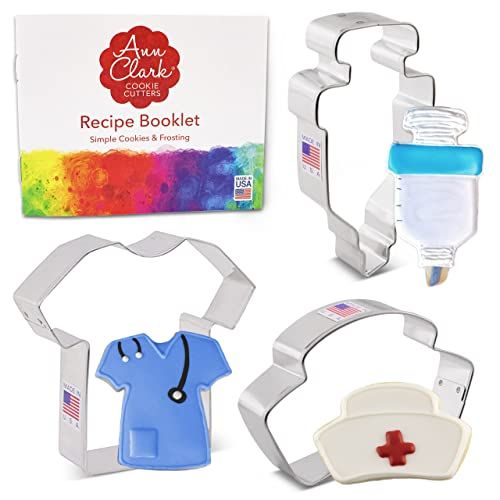 Ann Clark Cookie Cutters 3-delige verpleegkundige koekjessnijder set met receptboekje, verpleegkundige pet, scrub en spuit
