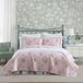 Laura Ashley - Quilt Set, Ademend Premium Beddengoed met Bijpassende Shams, Bloemen Kamer Decor, Luxueus Zacht Home Decor (Veronicas Boeket Roze, Queen)