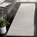 Safavieh Whisper Collection Modern tapijt voor woonkamer, eetkamer, slaapkamer, korte pool, ivoor en grijs, 66 x 244 cm