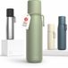 LARS NYSØM Thermosfles van roestvrij staal - Dubbelwandige geïsoleerde drinkfles met beker en draagriem, lekvrije metalen fles voor reizen, kantoor & buitenactiviteiten (Sage Green)