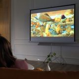 Écran de projection 4K HD 4:3 de 84 pouces avec trépied pliable et hauteur réglable, idéal pour le home cinéma et les films en intérieur/extérieur.