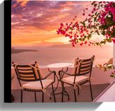 Merkloos / Sans marque Canvas - Tafel met Stoeljes op Balkon met Roze Bloemenstruik met Uitzicht op Zee - 30x30 cm Foto op Canvas Schilderij