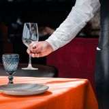 Set Coprimaka Set van 100 stuks tafelkleed, vlekbescherming, tafelkleden voor restaurant, wegwerptafelkleed, tafelkleed voor feestjes, tafelkleed van TNT 100 x 100 cm, oranje
