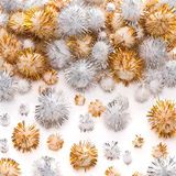 Baker Ross AR687 glinsterende pompons in goud en zilver voor kinderen - voor kerst-knutselwerk en decoraties (100 stuks)