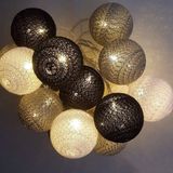 Merkloos Decoratieve LED Lichtketting met Katoenen Bollen op Batterijen voor Sfeervolle Verlichting