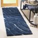 Safavieh Shag Collection 2'3" x 5' donkerblauw/crème.