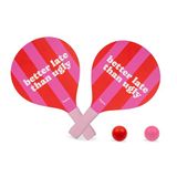 Fisura – Houten strandrackets met opschrift "better late than ugly" in roze en rood, geleverd met handig netzakje en 2 ballen voor zomerse spelletjes.