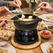 BAUMALU Fondueservies - Gietijzeren Caquelon - Spatwaterdicht deksel - Kookbrander - Deegbrander - 6 Vorken - Houten dienblad - Fondue Bourguignonne, Savoyarde of Chocolade - Mat Zwart/Hout