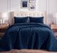 Tribeca Living Florence Velvet Oversized Solid Quilt Set, Marineblauw, Queen