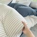 Housse de couette rayée pour une chambre luxueuse